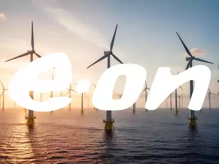 Moderne Windkraftanlagen in einem sonnendurchfluteten Windpark als Symbol für den Ausbau erneuerbarer Energien. - Foto: über boerse-global.de