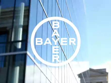 Moderne Glasfassade eines Gerichtsgebäudes bei klarem Himmel, symbolisch für eine juristische Entscheidung. - Foto: über boerse-global.de