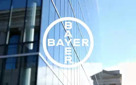 Moderne Glasfassade eines Gerichtsgebäudes bei klarem Himmel, symbolisch für eine juristische Entscheidung. - Foto: über boerse-global.de