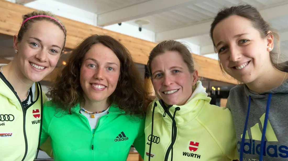 Maren Hammerschmidt (l) und Laura Dahlmeier (2.v.l.) waren viele Jahre zusammen im Biathlon unterwegs. (Archivbild) - Bild: picture alliance / dpa
