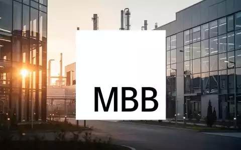 Moderne Industrieanlage bei Sonnenuntergang als Symbol für wirtschaftliches Wachstum und positive Unternehmensprognosen. - Foto: über boerse-global.de