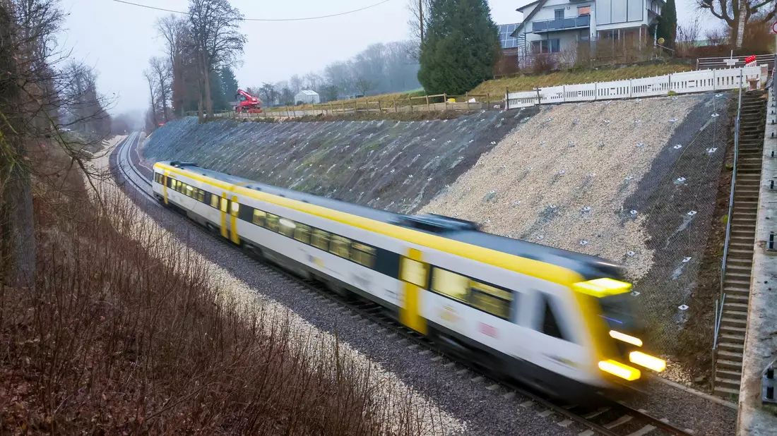 Inzwischen fahren dort wieder Züge. (Archivbild) - Bild: Thomas Warnack/dpa