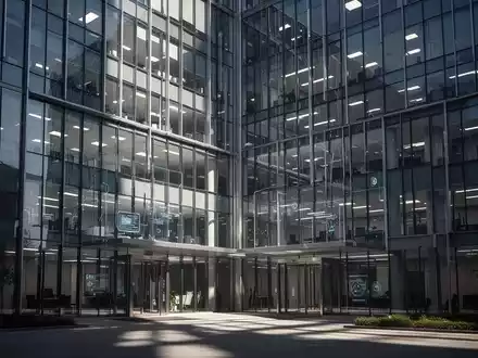 Modernes Bürogebäude einer Tech-Zentrale als Symbol für regulatorische Verfahren der EU gegen Google. - Foto: über boerse-global.de