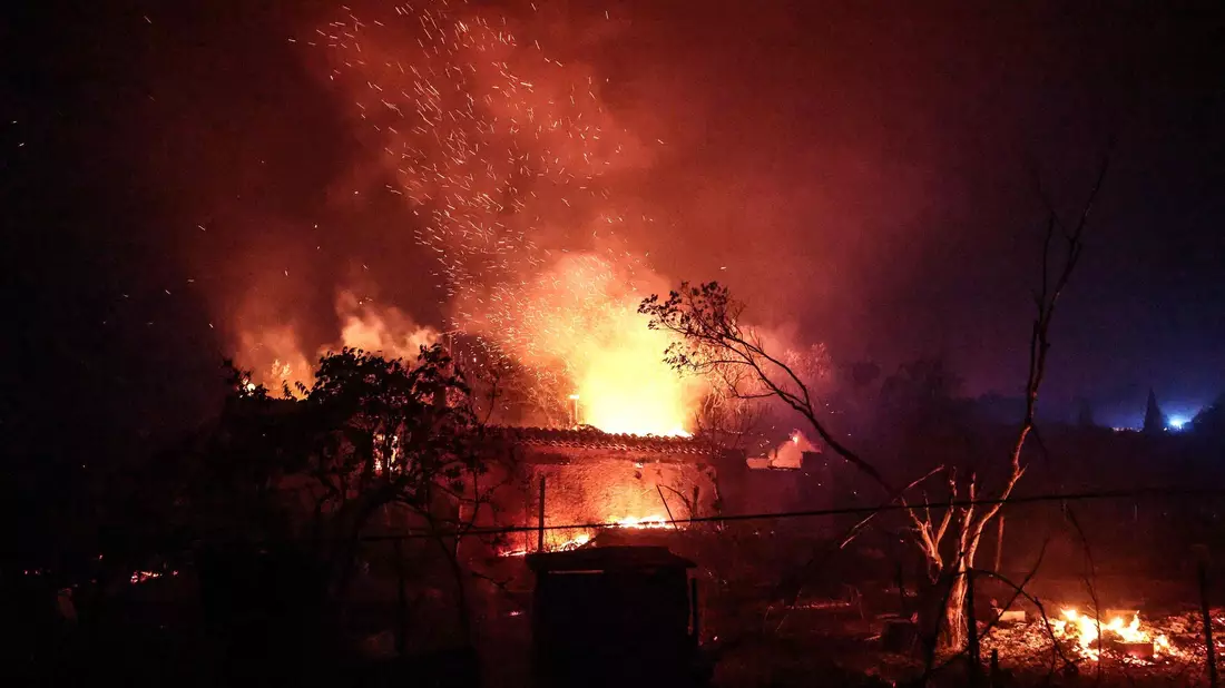 Bei einem Waldbrand in Südfrankreich sind 30 bis 40 Häuser durch die Flammen zerstört oder beschädigt worden. - Bild: Thibaud Moritz/AFP/dpa