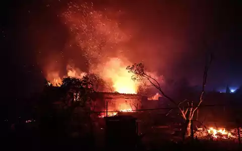 Bei einem Waldbrand in Südfrankreich sind 30 bis 40 Häuser durch die Flammen zerstört oder beschädigt worden. - Foto: Thibaud Moritz/AFP/dpa