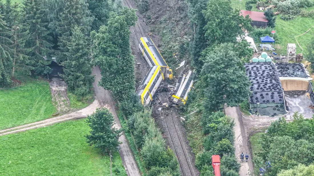 Der Zug entgleiste laut Bericht gegen 18.08 Uhr. (Archivfoto) - Bild: Jason Tschepljakow/dpa