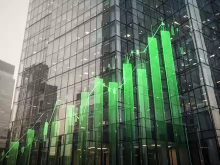 Steigender Aktienkurs in Form eines Balkendiagramms vor einer modernen Bürofassade - Foto: über boerse-global.de