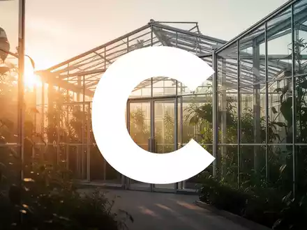 Modernes Gewächshaus bei Sonnenuntergang als Symbol für die Cannabis-Industrie und regulatorische Entwicklungen. - Foto: über boerse-global.de