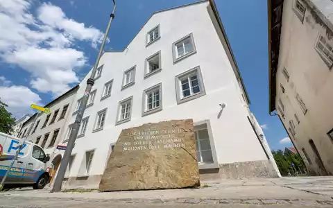 Der Umbau zur Polizeistation soll Hitlers Geburtshaus in Österreich für Neonazis unattraktiv machen. - Foto: Peter Kneffel/dpa