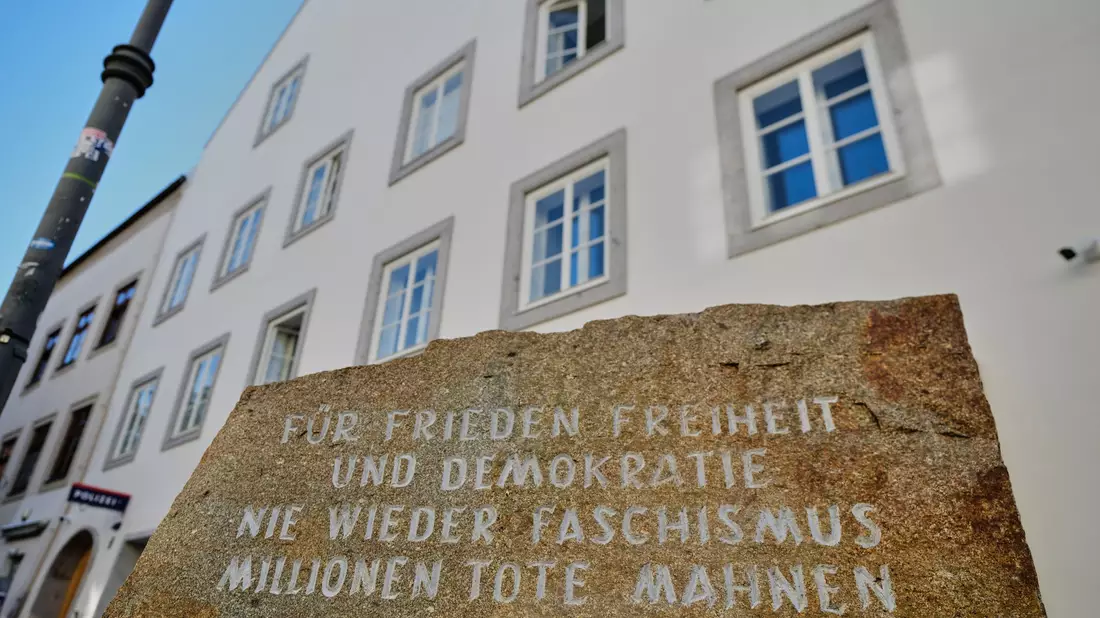 Hitlers Geburtshaus in Österreich ist nun eine Polizeistation - Bild: Matthias Schrader/AP/dpa