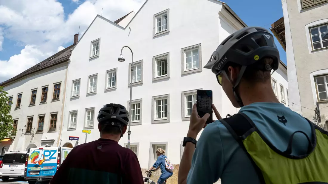 Das Geburtshaus von Adolf Hitler in Braunau am Inn ist Anziehungspunkt für Touristen und auch Mitglieder der rechtsextremen Szene. - Bild: Peter Kneffel/dpa