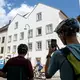 Das Geburtshaus von Adolf Hitler in Braunau am Inn ist Anziehungspunkt für Touristen und auch Mitglieder der rechtsextremen Szene. - Bild: Peter Kneffel/dpa