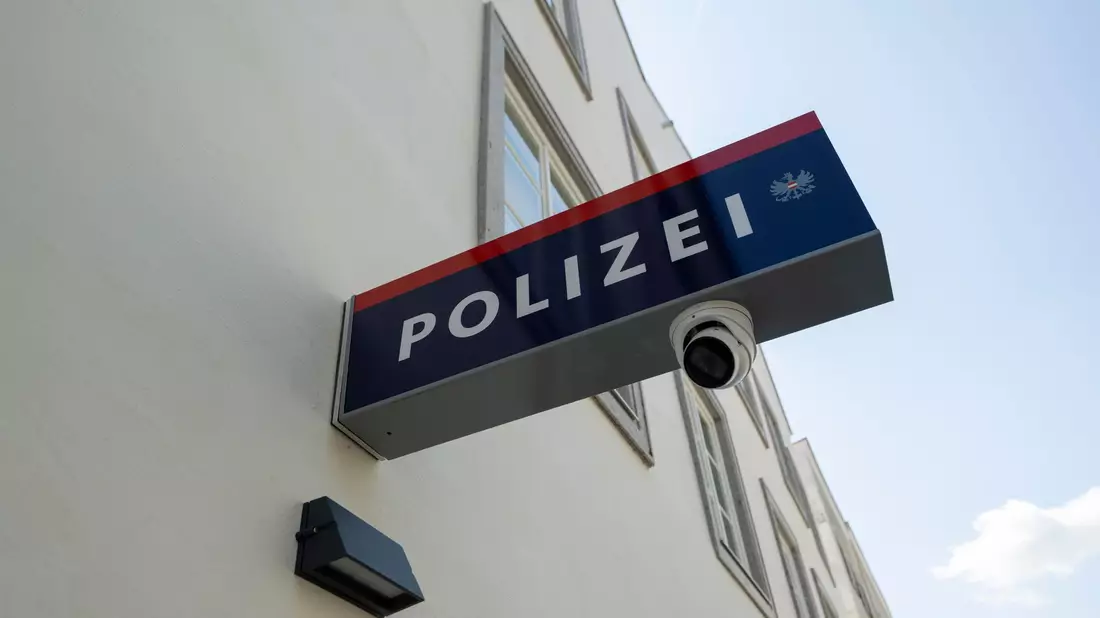 Die Polizei will Verdächtige, die vor dem Hitler-Geburtshaus verweilen, ansprechen und kontrollieren.   - Bild: Peter Kneffel/dpa
