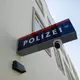 Die Polizei will Verdächtige, die vor dem Hitler-Geburtshaus verweilen, ansprechen und kontrollieren.   - Bild: Peter Kneffel/dpa