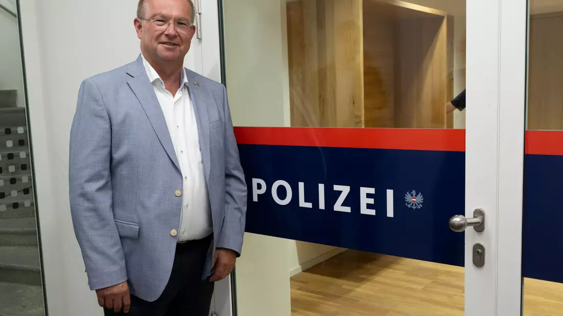 Braunaus Bürgermeister Johannes Waidbacher räumt ein, dass es eine 100-prozentige Lösung im Umgang mit dem Nazi-Erbe nicht gibt. - Bild: Peter Kneffel/dpa