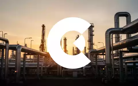 Abstrakte Darstellung von Industrieanlagen und Energieinfrastruktur bei Sonnenuntergang. - Foto: über boerse-global.de