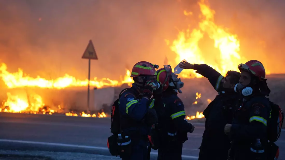Nach den verheerenden Bränden der vergangenen Jahre ist Griechenland besser gewappnet. (Archivbild) - Bild: Pantelis Fykaris/Politischios.gr via AP/dpa