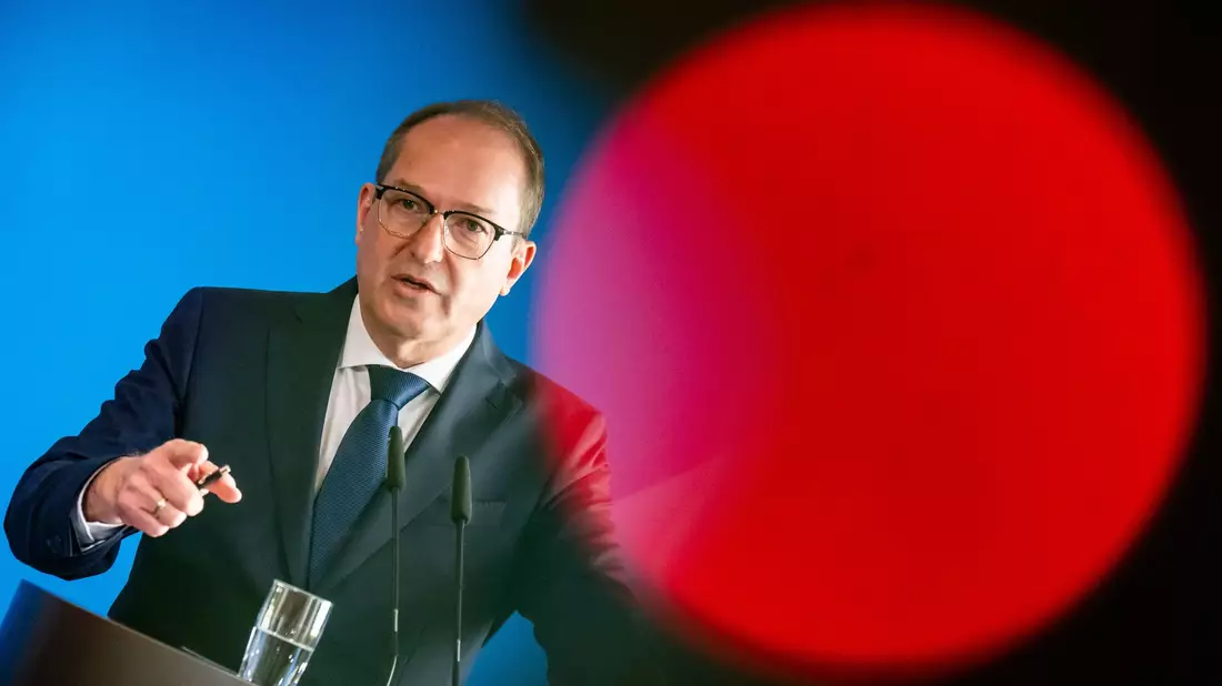 Innenminister Dobrindt hatte den Verein wenige Tage nach Amtsantritt verboten. (Archivbild) - Bild: Michael Kappeler/dpa