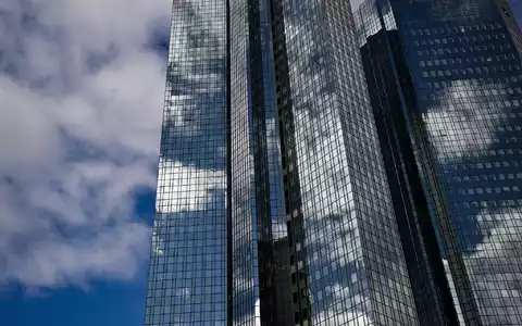 Ermittler durchsuchen Deutsche Bank in Frankfurt. (Archivbild) - Foto: Arne Dedert/dpa