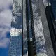 Ermittler durchsuchen Deutsche Bank in Frankfurt. (Archivbild) - Bild: Arne Dedert/dpa