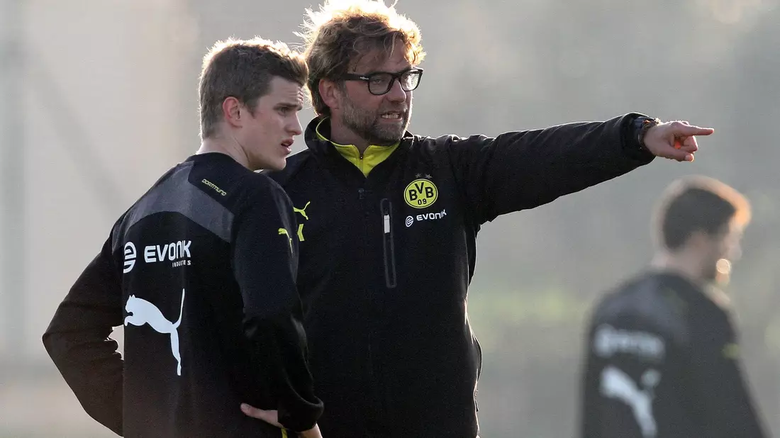 Gute Bekannte aus Dortmunder Zeiten: Sven Bender (l) und Jürgen Klopp. (Archivild) - Bild: picture alliance / dpa