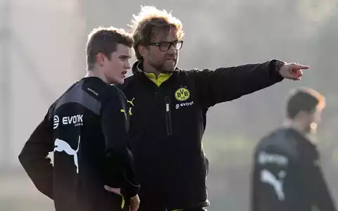 Gute Bekannte aus Dortmunder Zeiten: Sven Bender (l) und Jürgen Klopp. (Archivild) - Foto: picture alliance / dpa