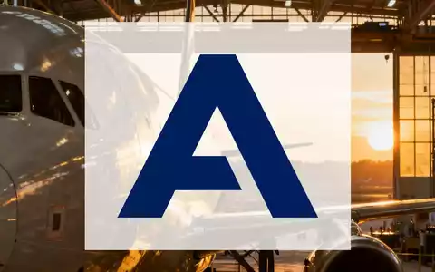 Moderne Luft- und Raumfahrtfertigung in einer Industriehalle bei Dämmerung mit Fokus auf technologische Präzision. - Foto: über boerse-global.de