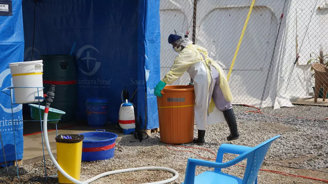 Ein Mitarbeiter des Gesundheitswesens in einem Ebola-Behandlungszentrum - Bild: Prosper Heri Ngorora/AP/dpa