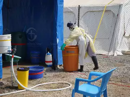 Ein Mitarbeiter des Gesundheitswesens in einem Ebola-Behandlungszentrum - Foto: Prosper Heri Ngorora/AP/dpa