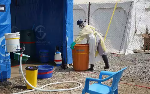 Ein Mitarbeiter des Gesundheitswesens in einem Ebola-Behandlungszentrum - Foto: Prosper Heri Ngorora/AP/dpa