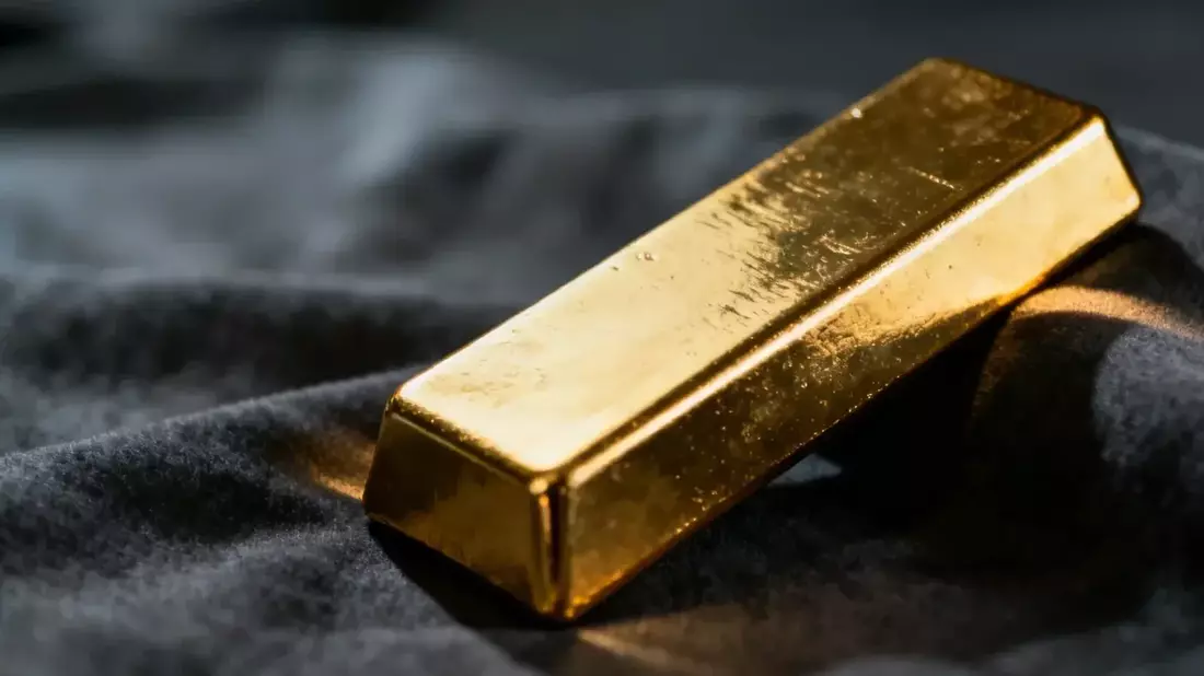 Gold Edges Higher Amid US-Iran Ceasefire Hopes, But Rate Fears Cap Gains