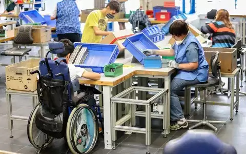 Die Zahl der schwerbehinderten Beschäftigten ist im Jahr 2024 in Deutschland erneut gestiegen (Archivbild).  - Foto: Jan Woitas/dpa-Zentralbild/dpa