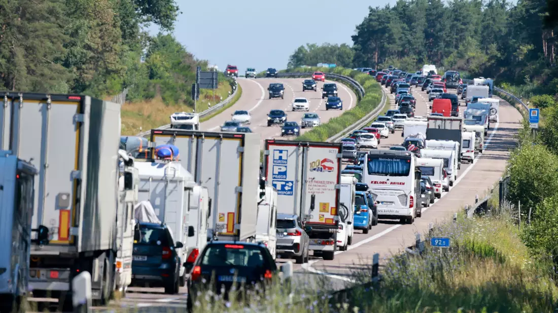Der Verkehr in Deutschland wird dichter. (Foto:Archiv) - Bild: Christian Butt/dpa