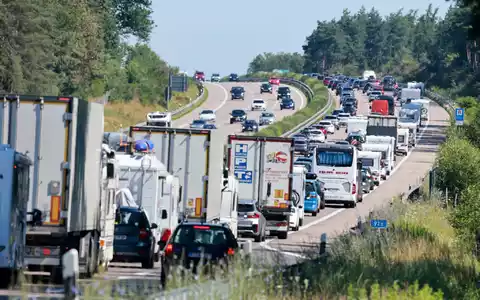 Der Verkehr in Deutschland wird dichter. (Foto:Archiv) - Foto: Christian Butt/dpa