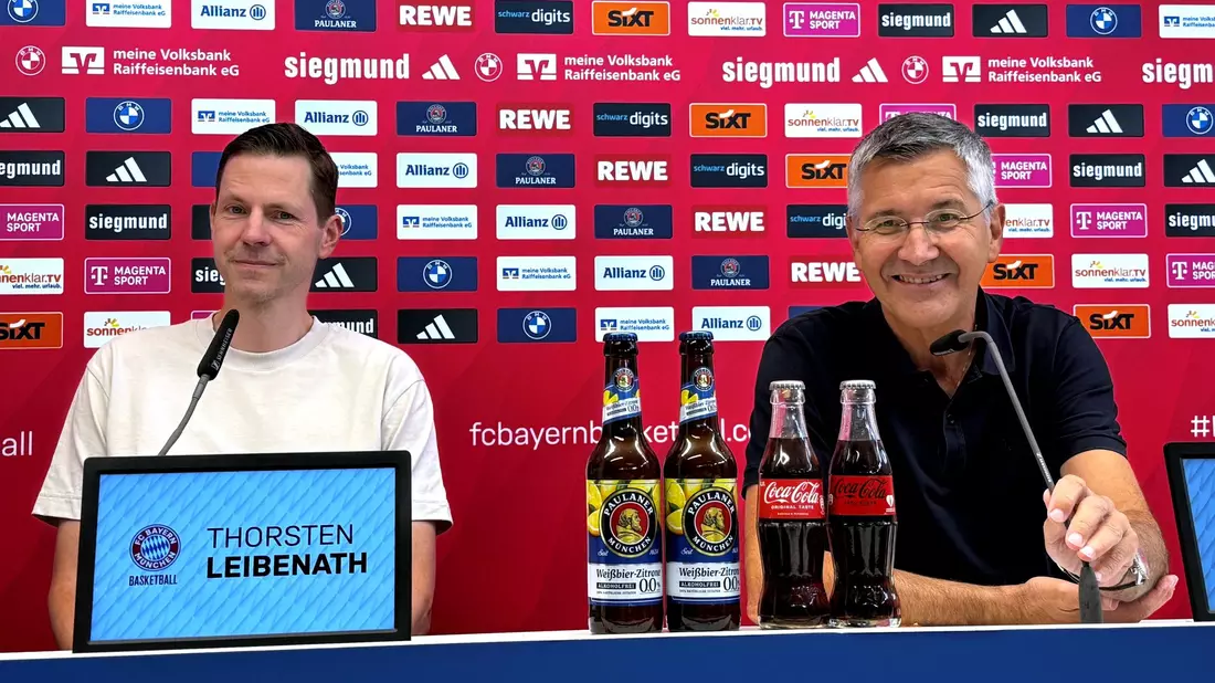 Auch Fußball als Thema: Herbert Hainer bei der Pressekonferenz der Basketballer des FC Bayern.  - Bild: Christian Kunz/dpa
