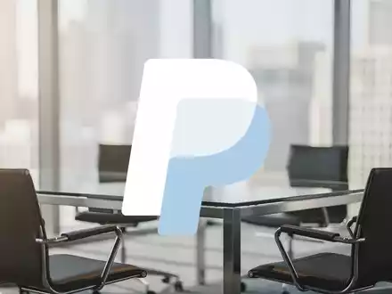 Moderner Konferenztisch in einem hellen Büro mit Blick auf eine Skyline, symbolisiert strategische Finanzentscheidungen. - Foto: über boerse-global.de