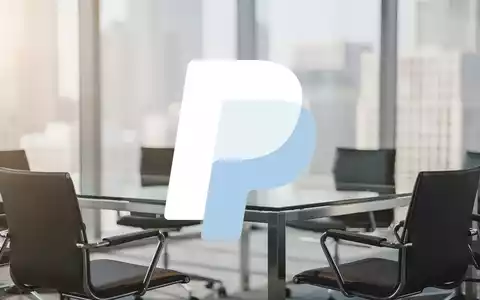 Moderner Konferenztisch in einem hellen Büro mit Blick auf eine Skyline, symbolisiert strategische Finanzentscheidungen. - Foto: über boerse-global.de