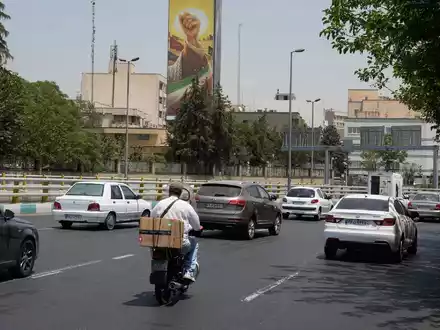 Fahrzeuge fahren in Teheran an einer Plakatwand vorbei, auf der die geballte Faust des verstorbenen iranischen Obersten Führers Ajatollah Ali Chamenei zu sehen ist. (Archivbild) - Foto: Vahid Salemi/AP/dpa