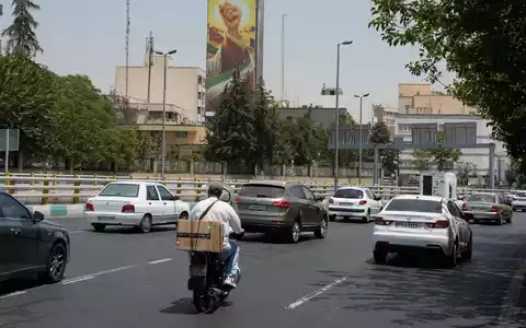 Fahrzeuge fahren in Teheran an einer Plakatwand vorbei, auf der die geballte Faust des verstorbenen iranischen Obersten Führers Ajatollah Ali Chamenei zu sehen ist. (Archivbild) - Foto: Vahid Salemi/AP/dpa
