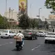 Fahrzeuge fahren in Teheran an einer Plakatwand vorbei, auf der die geballte Faust des verstorbenen iranischen Obersten Führers Ajatollah Ali Chamenei zu sehen ist. (Archivbild) - Bild: Vahid Salemi/AP/dpa