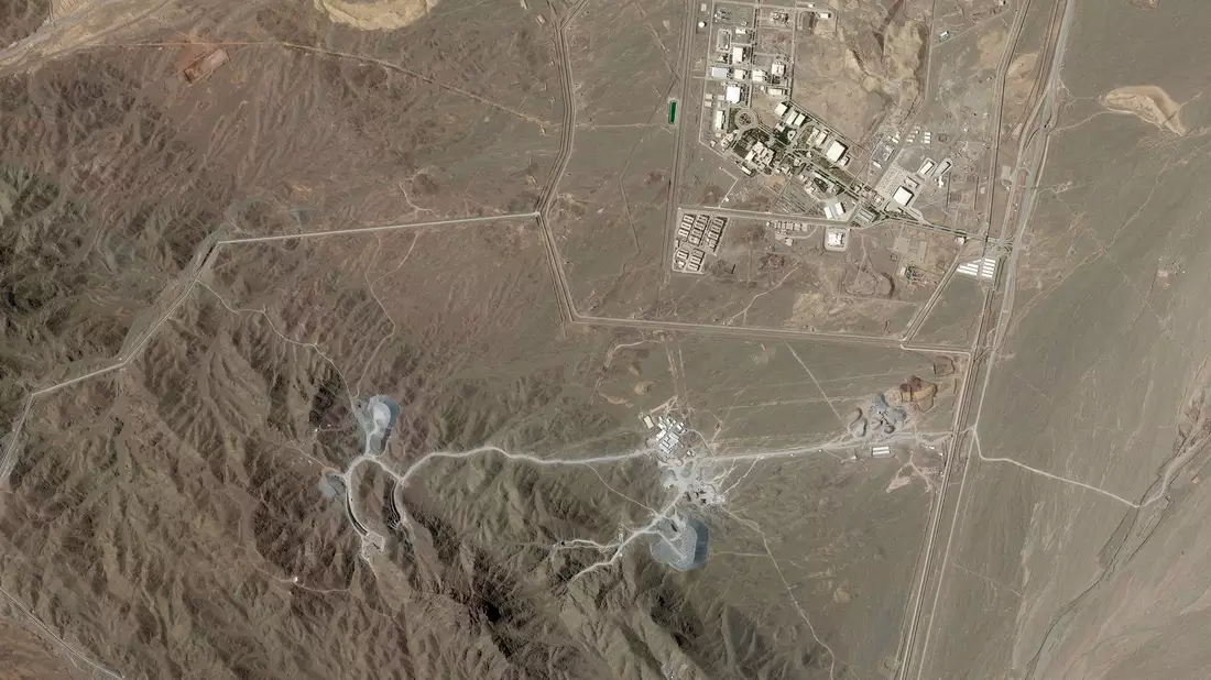 Die iranische Urananreicherungsanlage in Natans (r) und die im Bau befindliche Anlage, die als «Pickaxe Mountain» bekannt ist, südlich davon.  - Bild: Planet Labs PBC/Planet Labs PBC via AP/dpa
