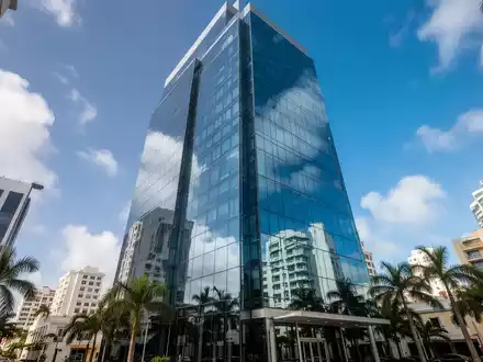 Modernes Bürogebäude in San Juan, Puerto Rico, vor einem strahlend blauen Himmel. - Foto: über boerse-global.de