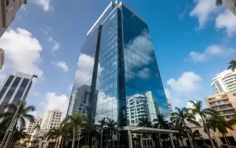 Modernes Bürogebäude in San Juan, Puerto Rico, vor einem strahlend blauen Himmel. - Foto: über boerse-global.de