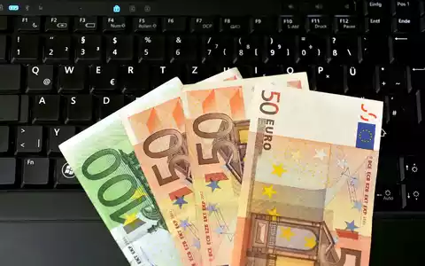 Mit den Jahren soll sich das Geld auf dem Anlagedepot anhäufen. (Symbolbild) - Foto: Patrick Pleul/dpa-Zentralbild/dpa