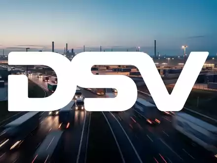 Moderne Logistikzentrale und LKW-Verkehr bei Dämmerung als Symbol für die Transportbranche. - Foto: über boerse-global.de