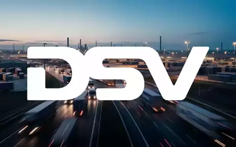 Moderne Logistikzentrale und LKW-Verkehr bei Dämmerung als Symbol für die Transportbranche. - Foto: über boerse-global.de