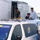 Der deutsche Radprofi Florian Lipowitz verlässt nach seinem Sturz den Röntgen-Truck. - Bild: Stefan Tabeling/dpa