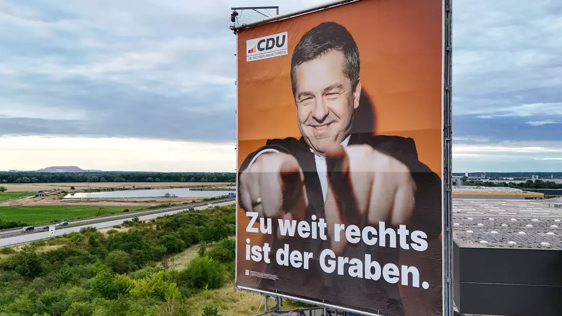 Ein 40 Meter hoher Werbeturm mit einem der größten Wahlplakate in Sachsen-Anhalt steht an der Bundesautobahn 2 (Aufnahme mit einer Drohne). (Archivbild) - Bild: Peter Gercke/dpa