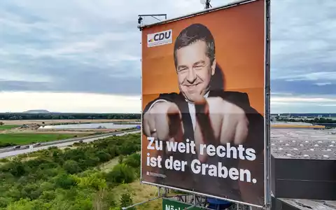 Ein 40 Meter hoher Werbeturm mit einem der größten Wahlplakate in Sachsen-Anhalt steht an der Bundesautobahn 2 (Aufnahme mit einer Drohne). (Archivbild) - Foto: Peter Gercke/dpa