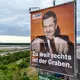 Ein 40 Meter hoher Werbeturm mit einem der größten Wahlplakate in Sachsen-Anhalt steht an der Bundesautobahn 2 (Aufnahme mit einer Drohne). (Archivbild) - Bild: Peter Gercke/dpa